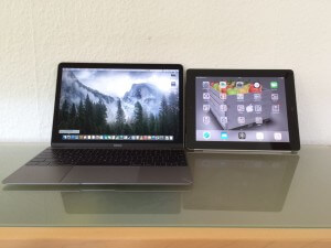 Auch augeklappt macht das MacBook etwas her, links zum Vergleich mein iPad 2