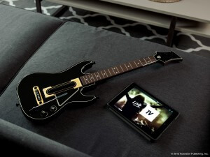 Tablet-Version von Guitar Hero Live mit Gitarren-Controller (Bildrechte: Activision)