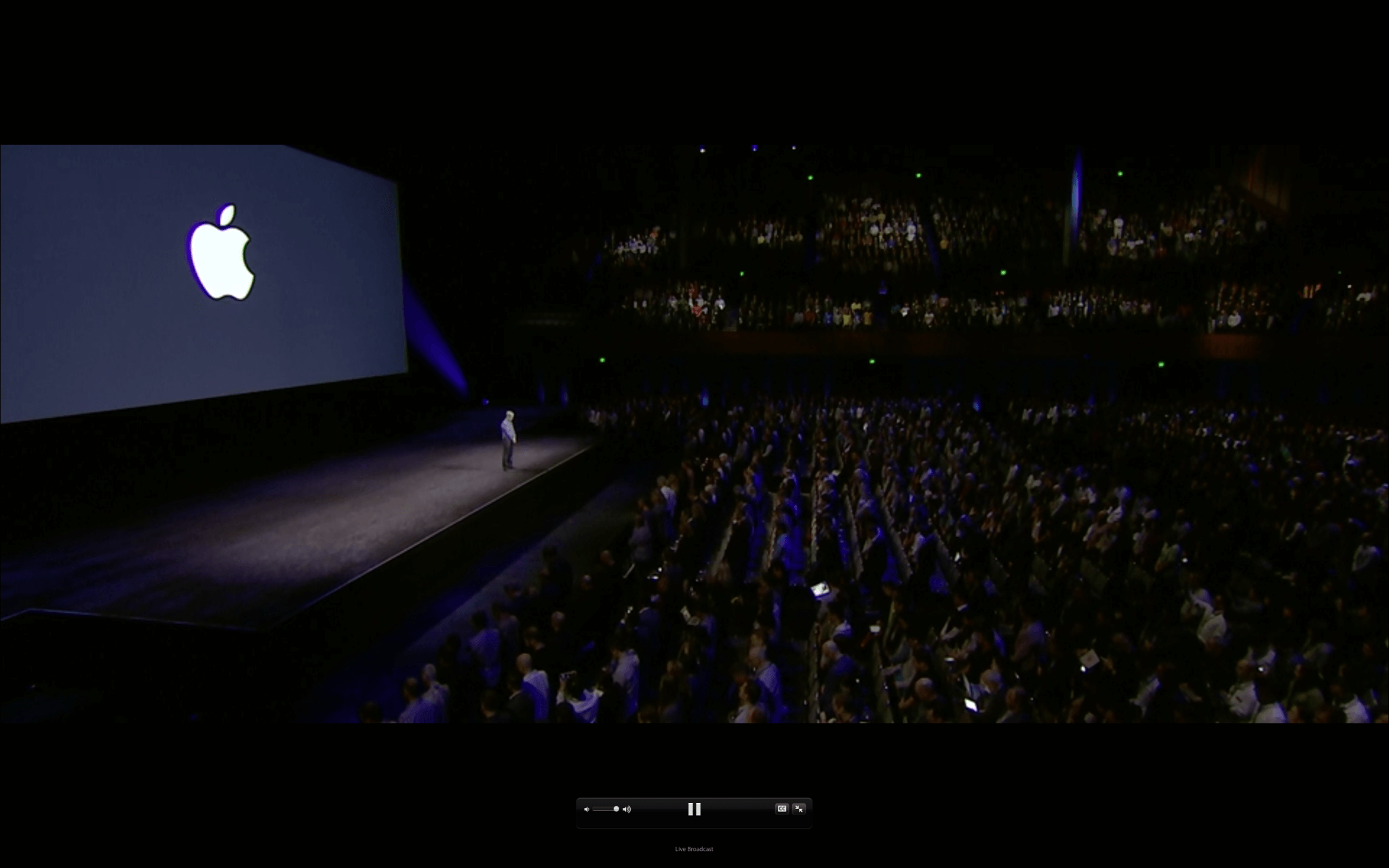 Tim Cook beginnt die Keynote zur WWDC mit einer Schweigeminute für die Opfer des Anschlags von Orlando am Tag zu vor (Screenshot aus Apples Livestream)